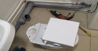 Установка напольного унитаза в Соль-илецке: монтаж под ключ от СантехДомСои от 5266 рублей.